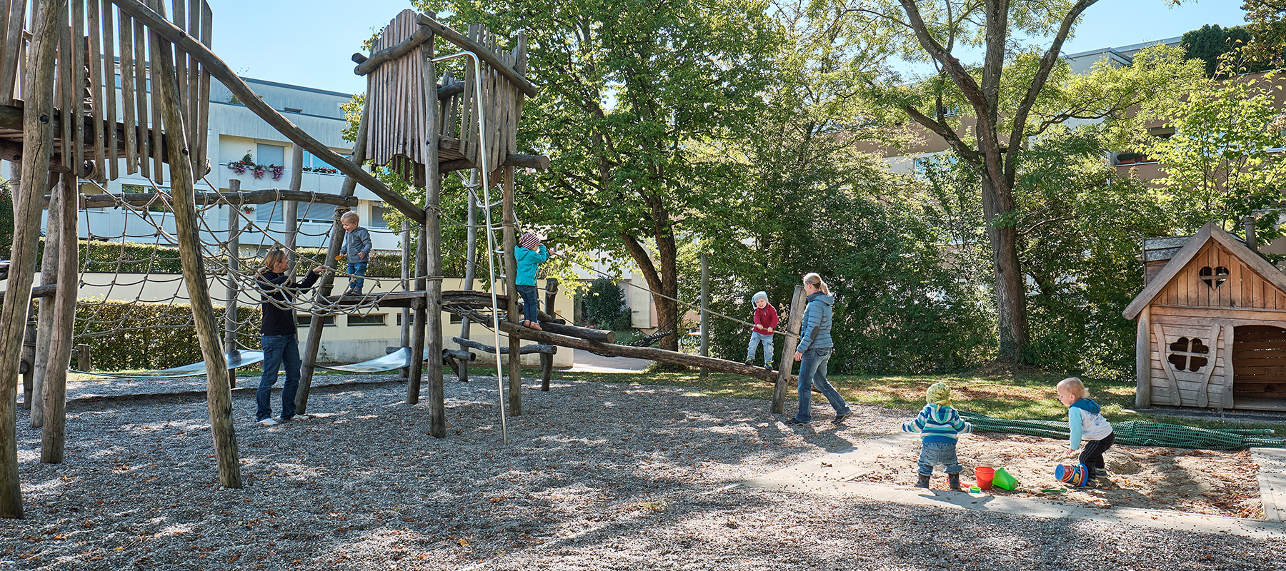 Spielplatz bei Kirche